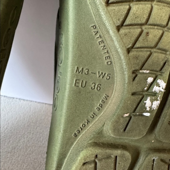 OOFOS flip flops - Picture 11 of 11